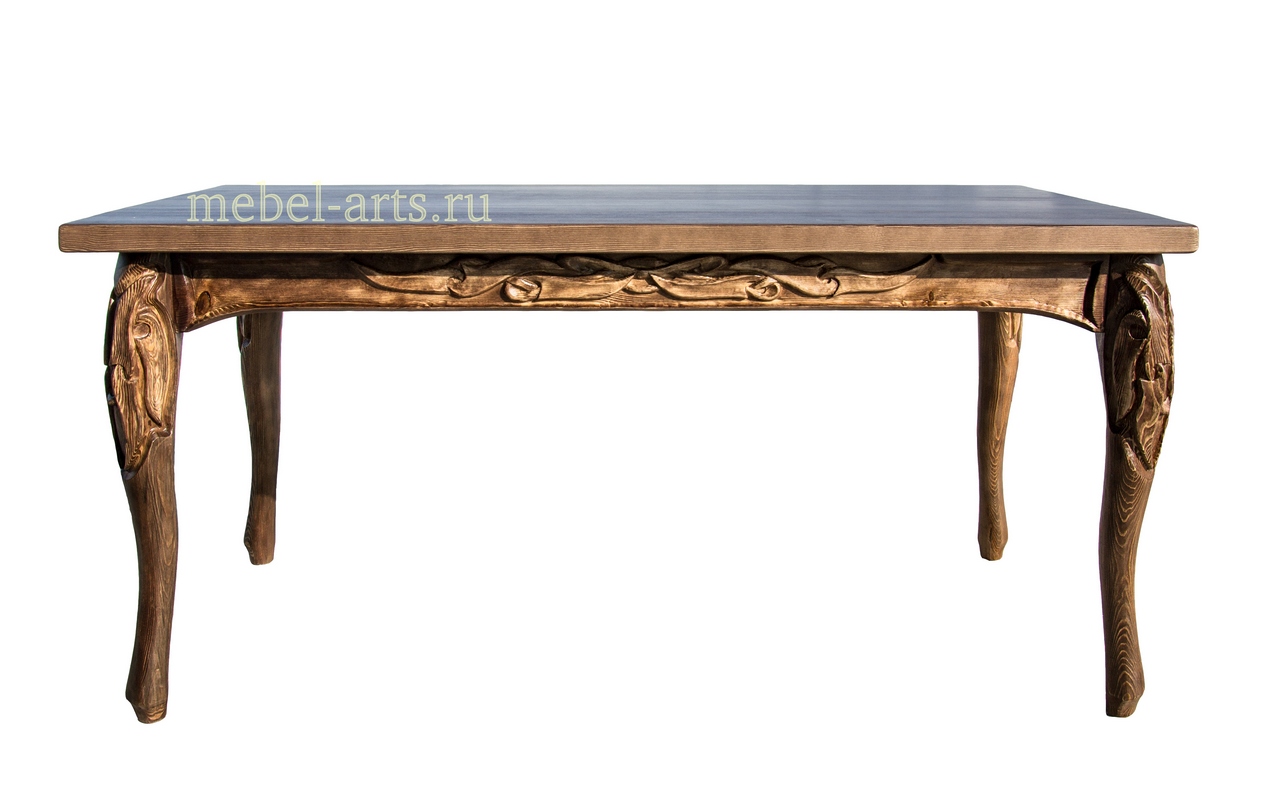 Стол с резными украшениями . Вид спереди.