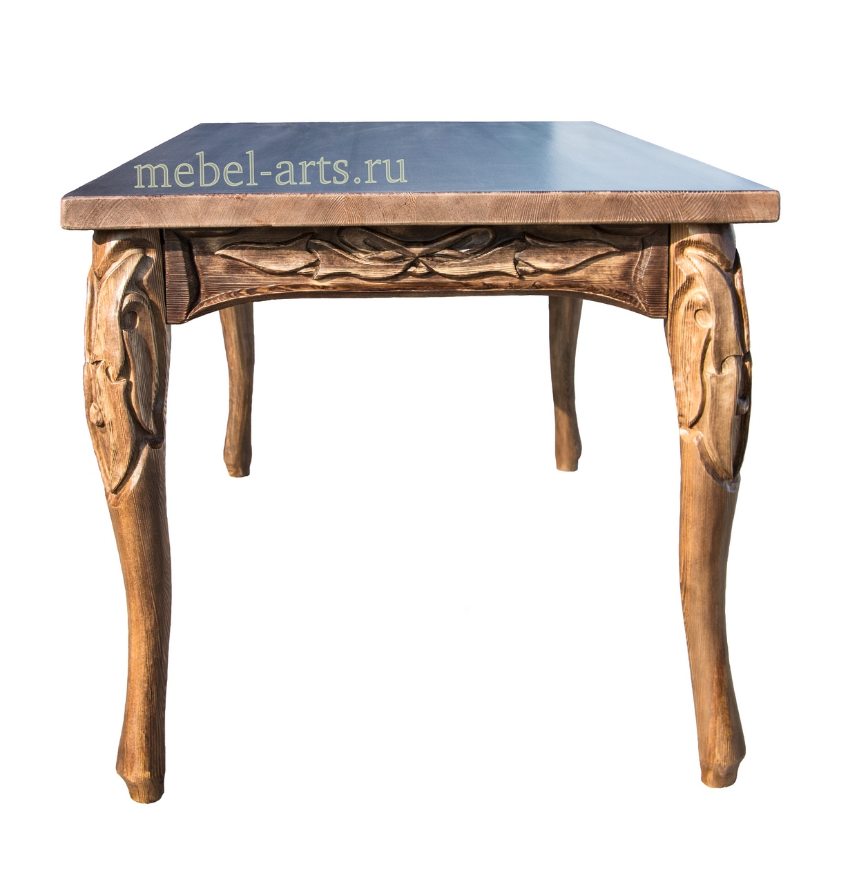 Стол с резными украшениями. Вид сбоку.