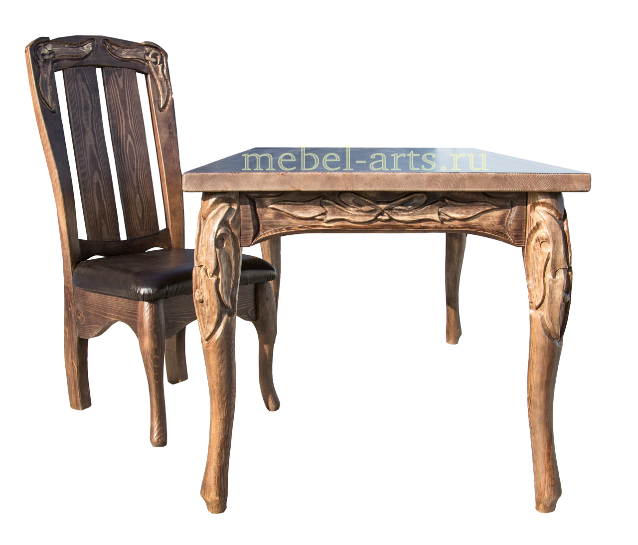 Стул и стол с резными орнаментами