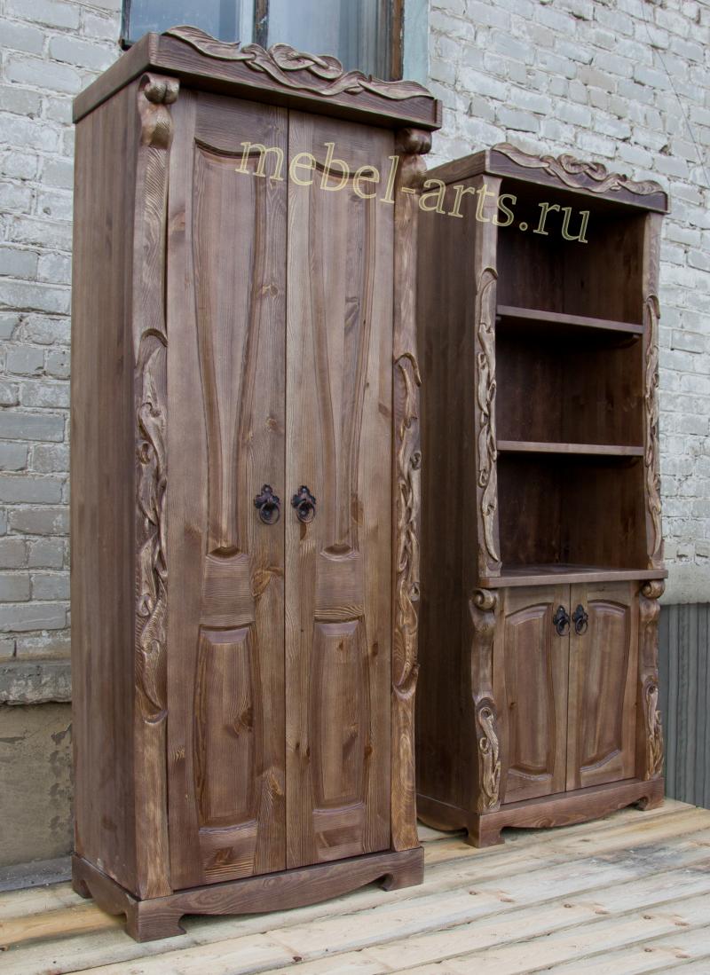 Деревянный буфет с полками для тарелок с резными элементами